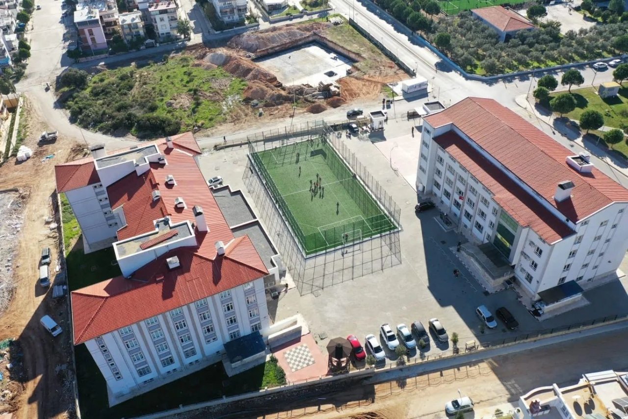 Didim Anadolu İmam Hatip Lisesi’nde halı saha hizmete girdi