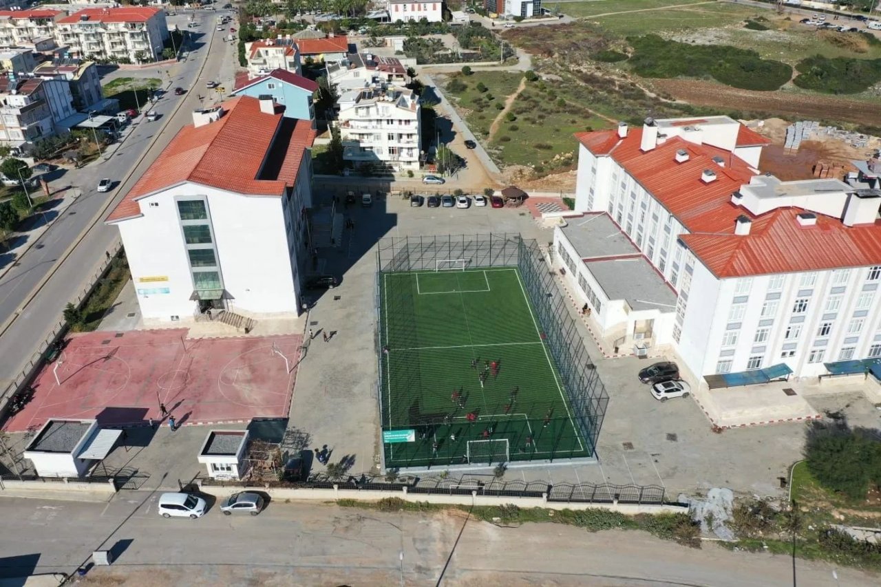 Didim Anadolu İmam Hatip Lisesi’nde halı saha hizmete girdi
