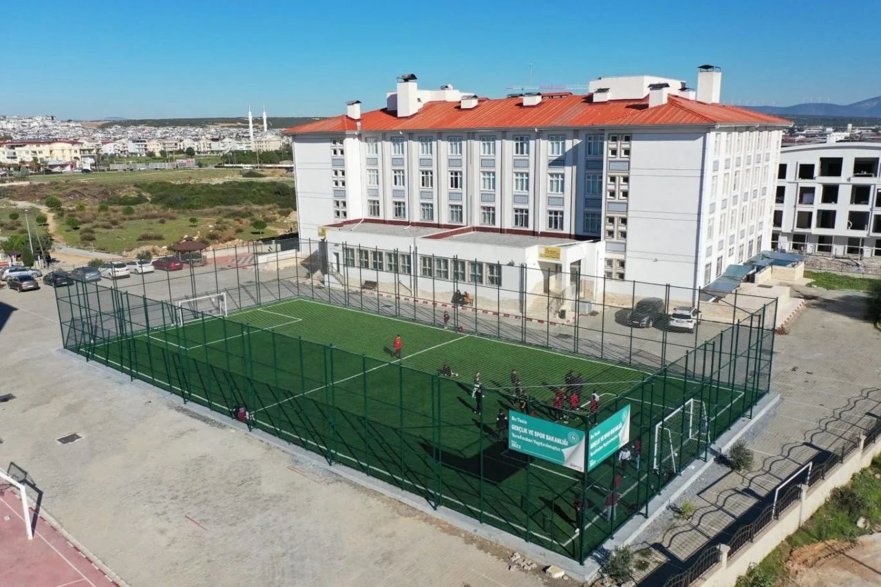 Didim Anadolu İmam Hatip Lisesi’nde halı saha hizmete girdi