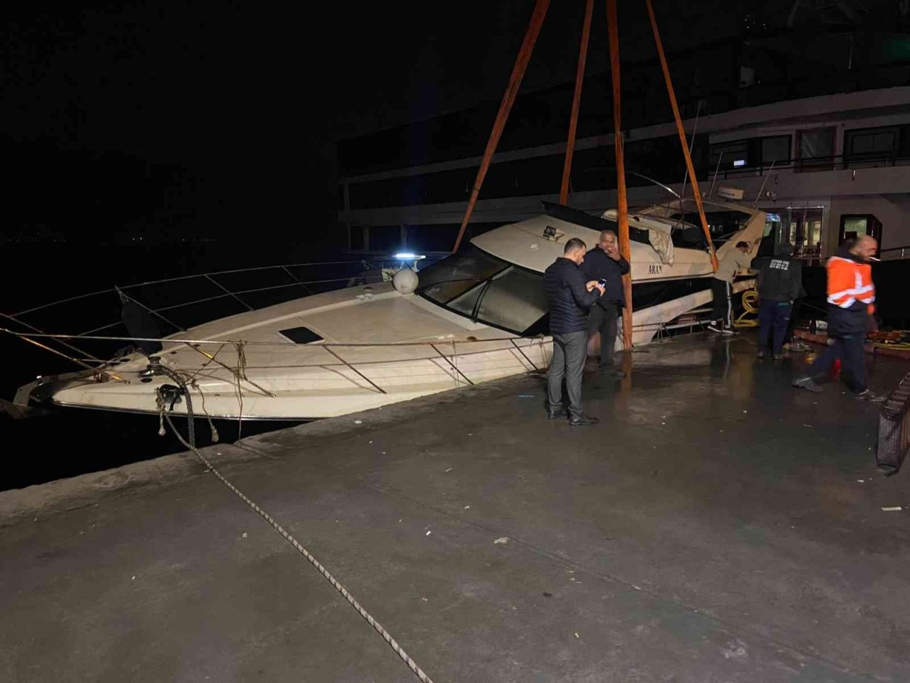 Bebek’te lüks tekne sulara gömüldü