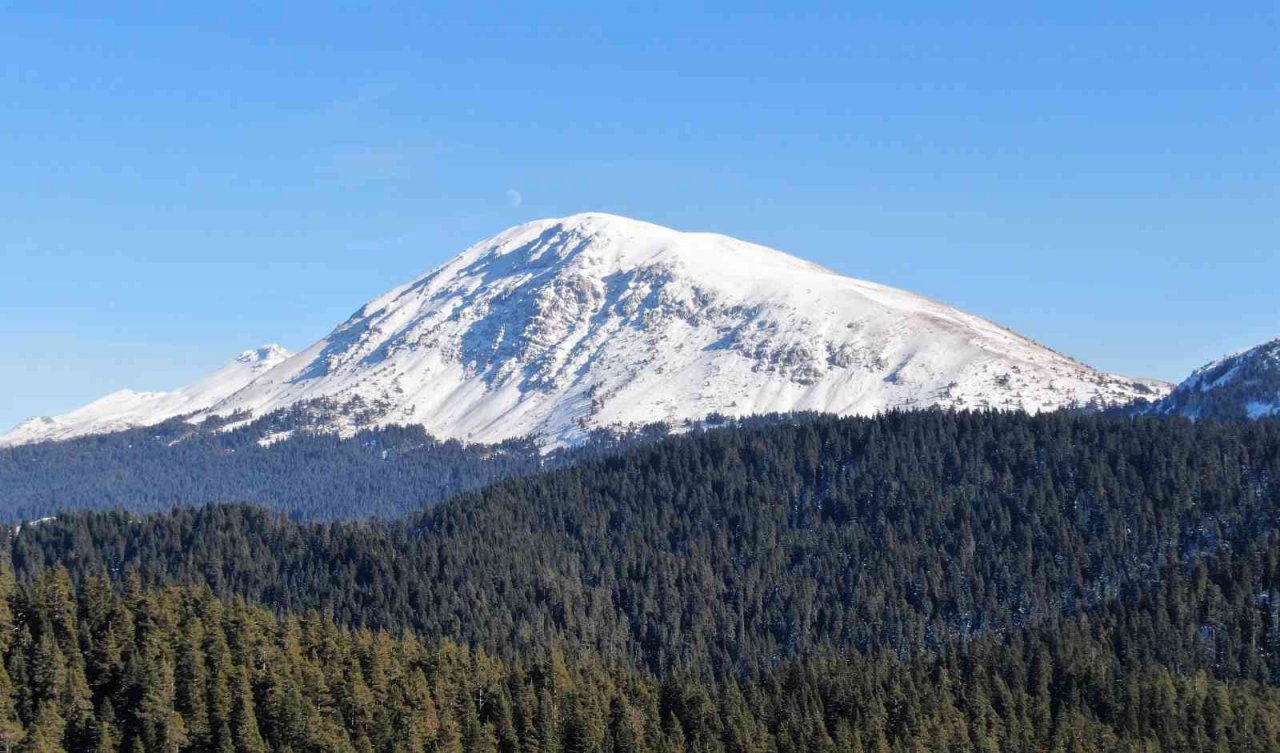 Beyaz örtüyle kaplanan Ilgaz Dağı’nda mest eden kar manzarası