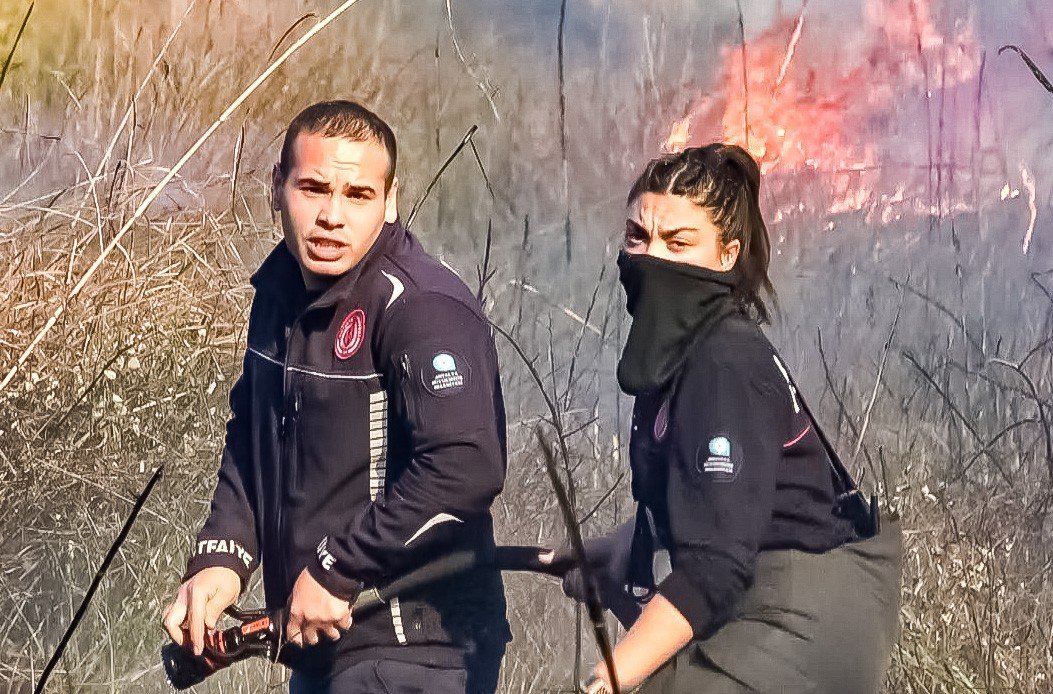 Kadın itfaiyeciler alevlerin arasında erkek meslektaşlarını aratmadı