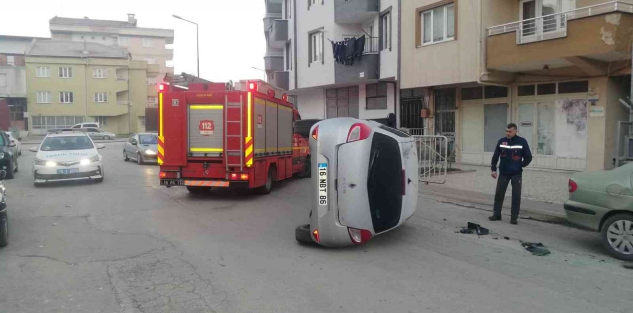 Araçlara çarparak devrildi: 2 yaralı