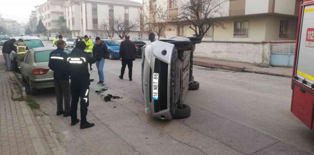 Araçlara çarparak devrildi: 2 yaralı