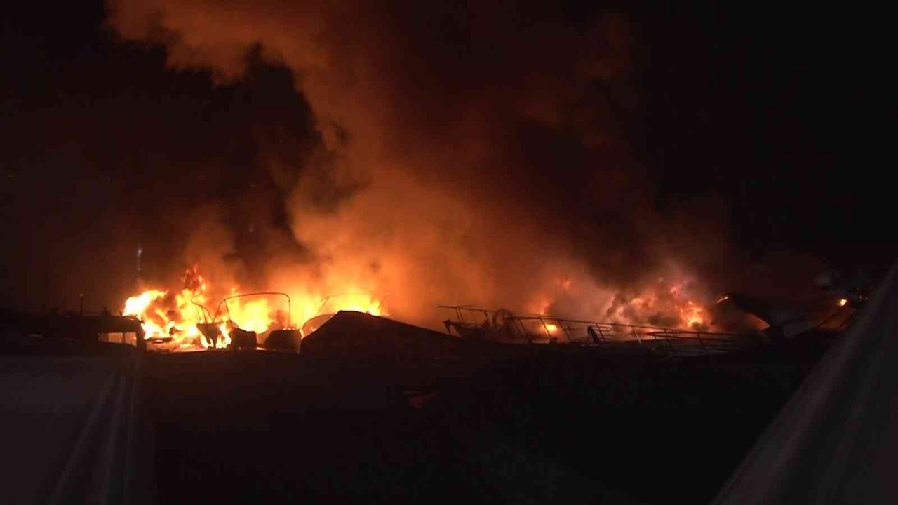 Caddebostan yat limanında tekneler alev alev yandı