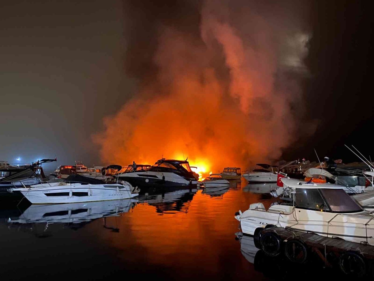 Caddebostan yat limanında tekneler alev alev yandı