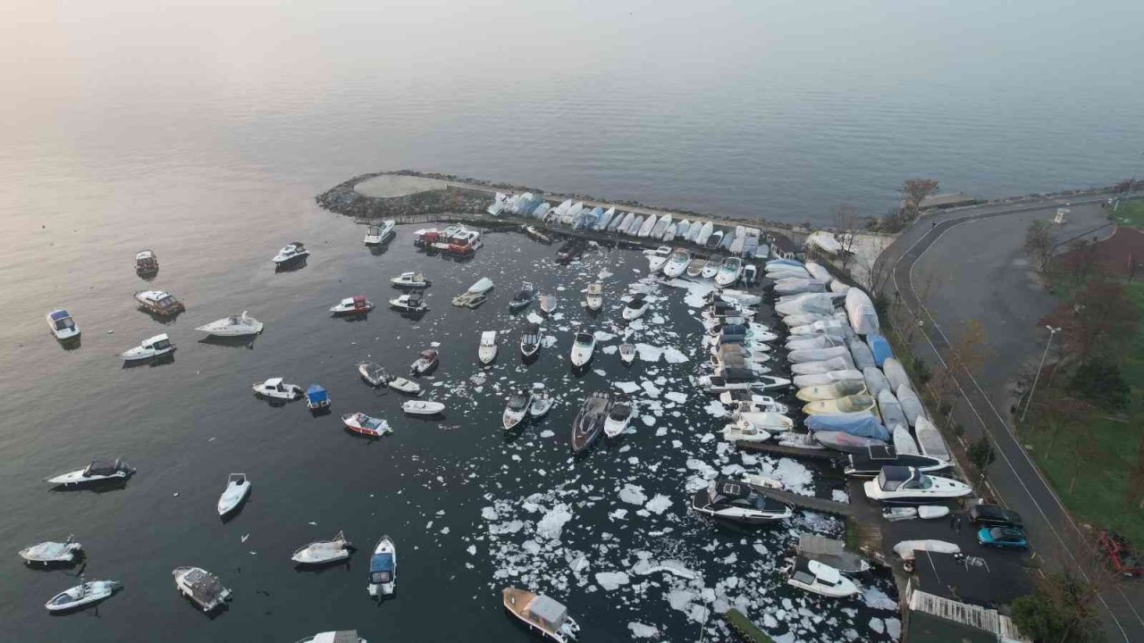 Caddebostan yat limanında yanan tekneler havadan görüntülendi