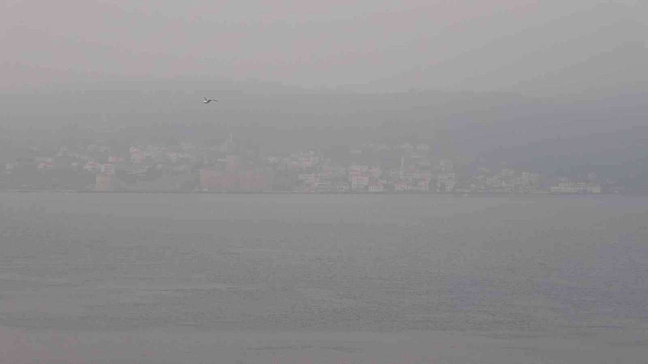 Çanakkale Boğazı sisin etkisini yitirmesiyle transit gemi geçişlerine açıldı