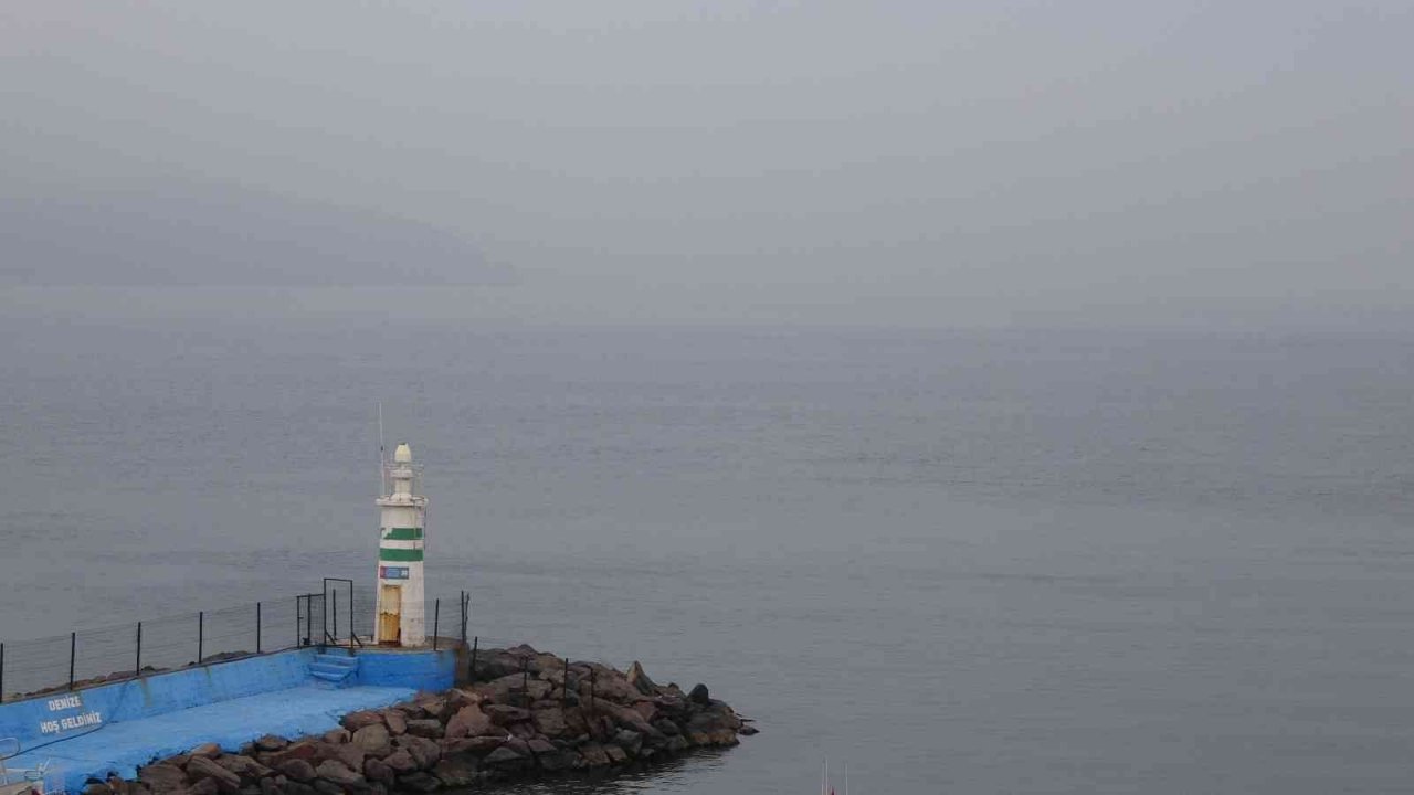 Çanakkale Boğazı sisin etkisini yitirmesiyle transit gemi geçişlerine açıldı