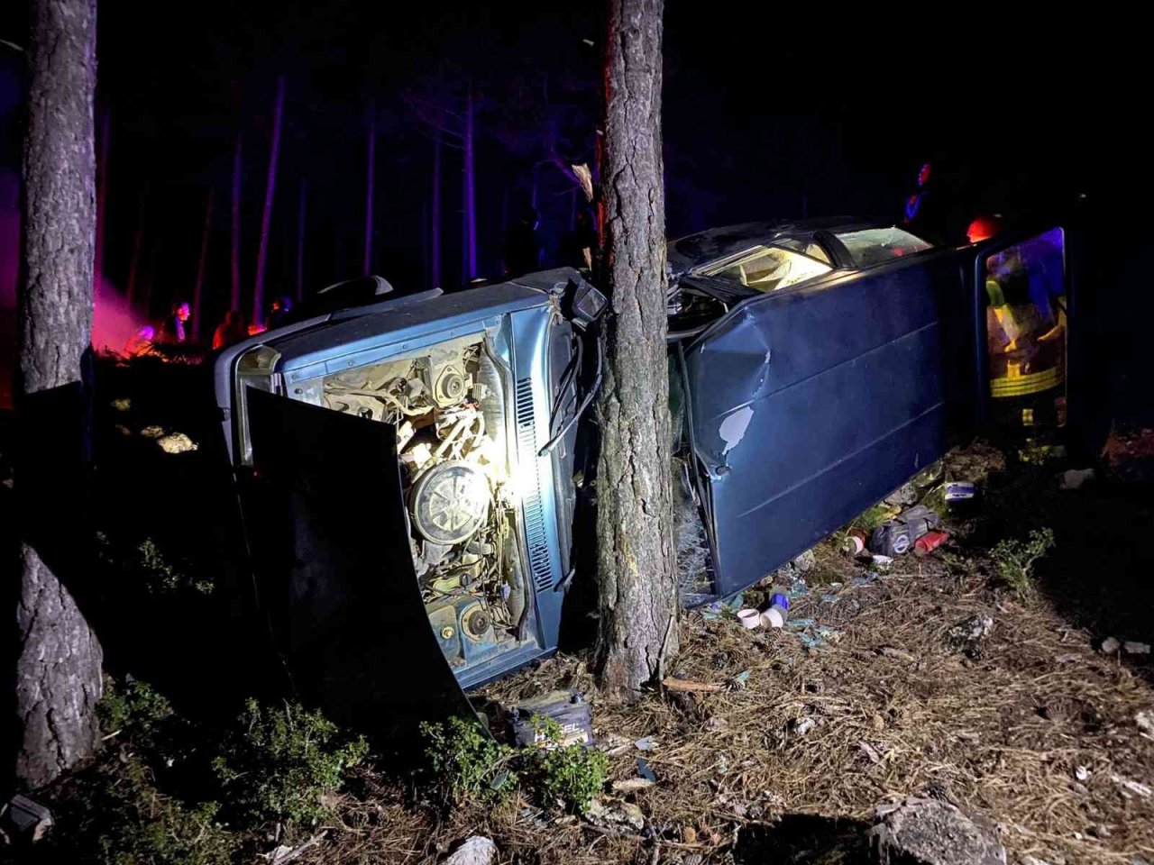 Aileyi taşıyan otomobil şarampole yuvarlandı; 1’i ağır 3 yaralı