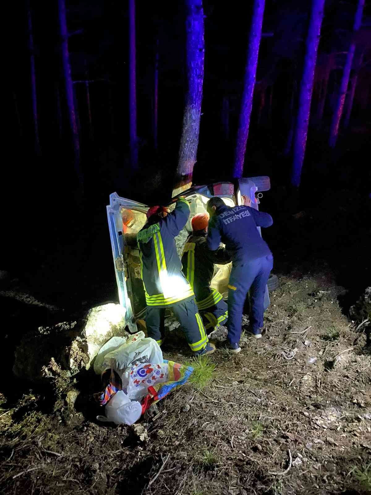 Aileyi taşıyan otomobil şarampole yuvarlandı; 1’i ağır 3 yaralı