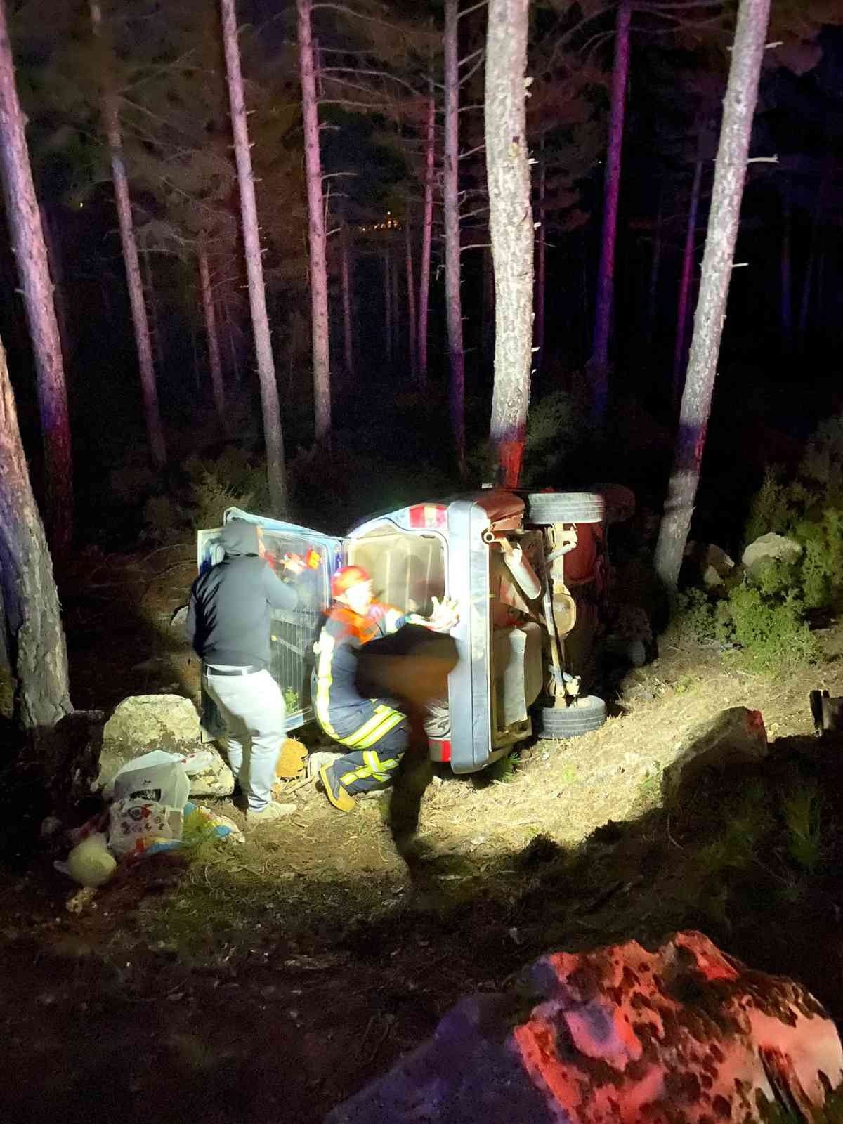 Aileyi taşıyan otomobil şarampole yuvarlandı; 1’i ağır 3 yaralı