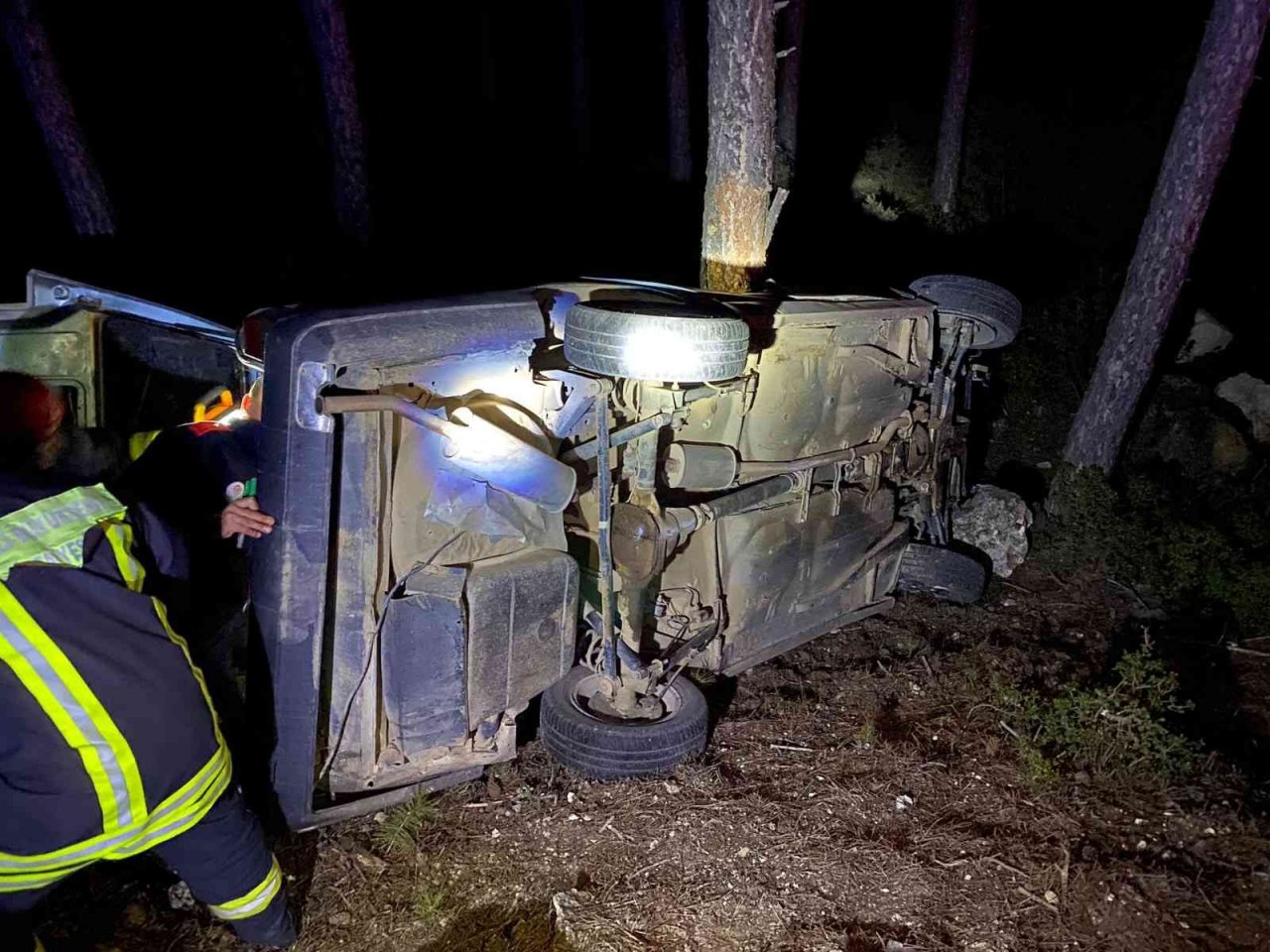 Aileyi taşıyan otomobil şarampole yuvarlandı; 1’i ağır 3 yaralı