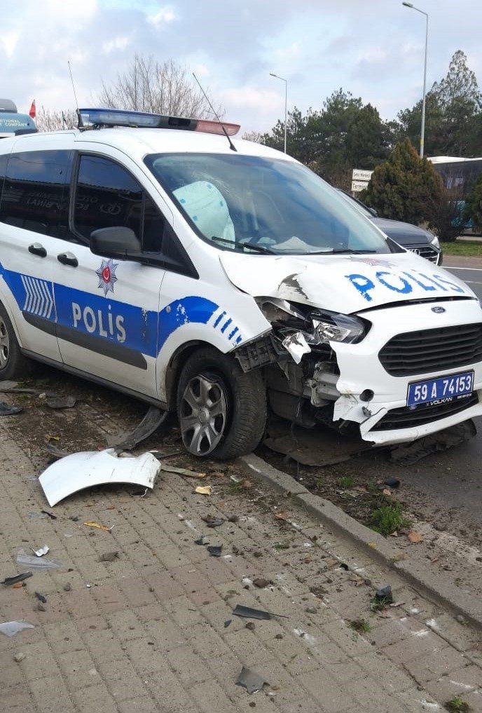 Polis otosu ’dur’ ihtarına uymayan aracı kovalarken kaza yaptı: 1 yaralı
