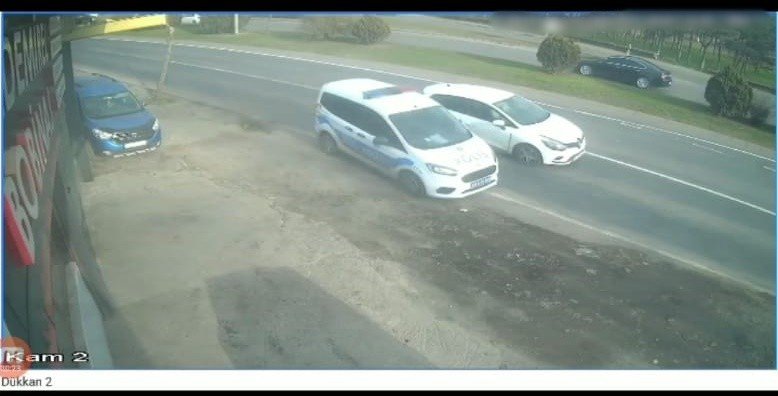 Polis otosu ’dur’ ihtarına uymayan aracı kovalarken kaza yaptı: 1 yaralı