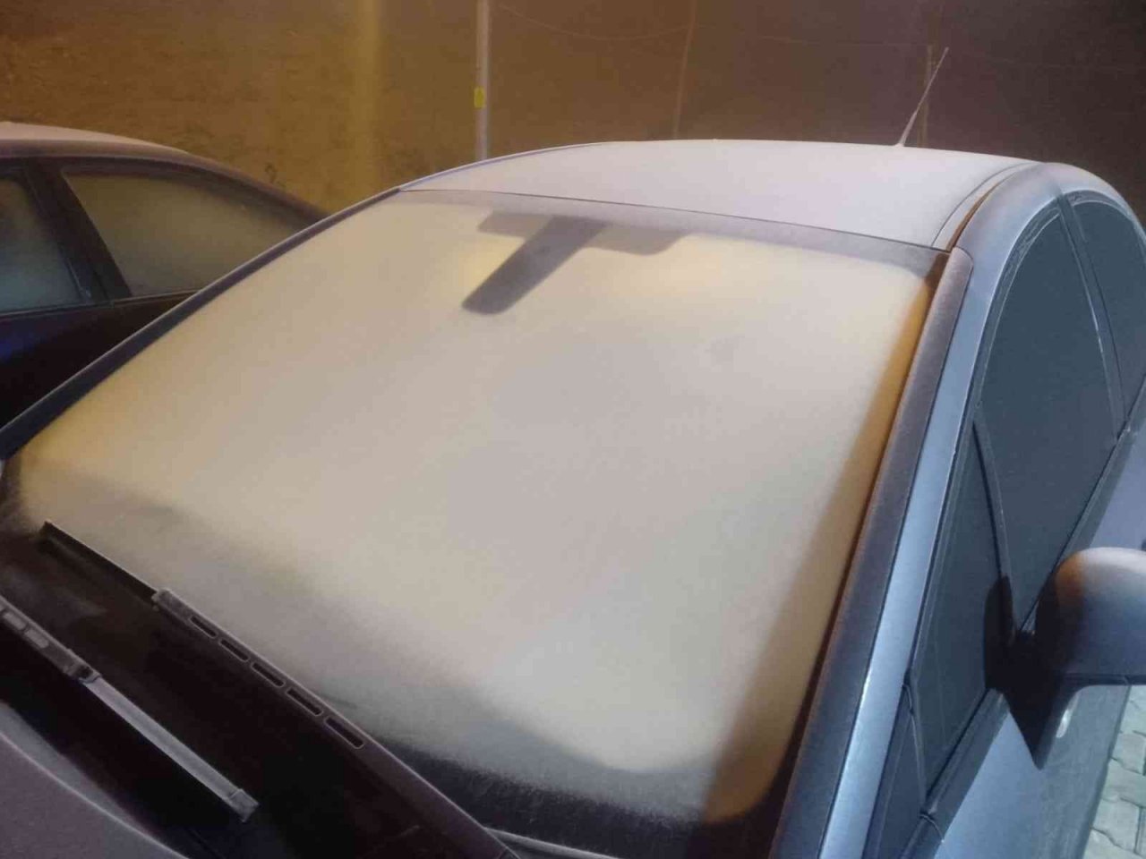 Elazığ’da sıcaklık -6’ya düştü, sürücüler araçlarını branda ile örttü