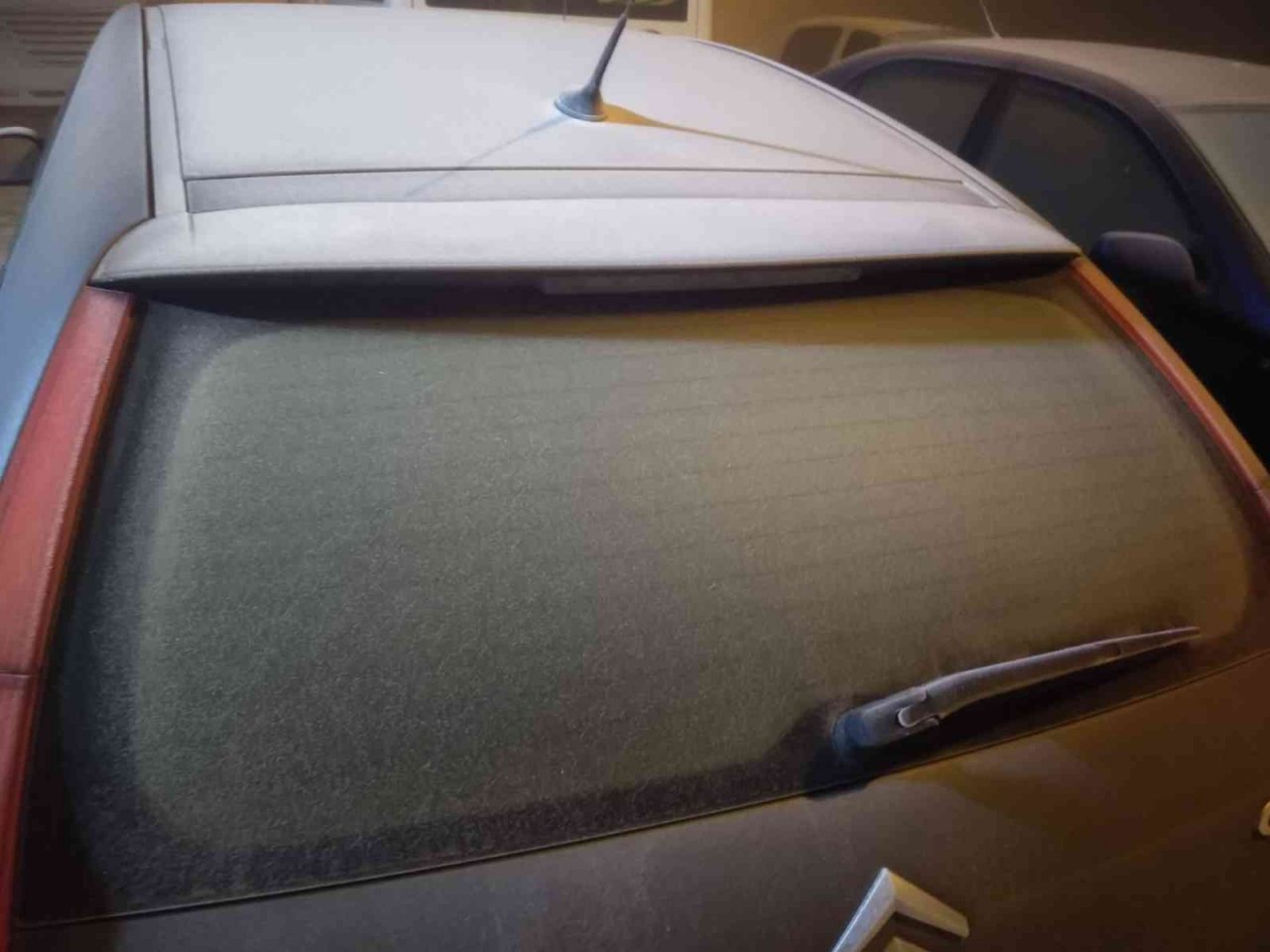 Elazığ’da sıcaklık -6’ya düştü, sürücüler araçlarını branda ile örttü