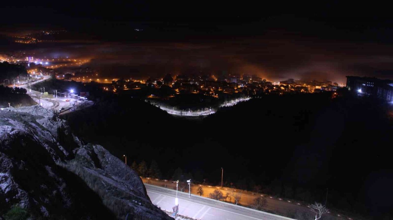 Elazığ’da sis ve şehir ışıklarının görsel şöleni