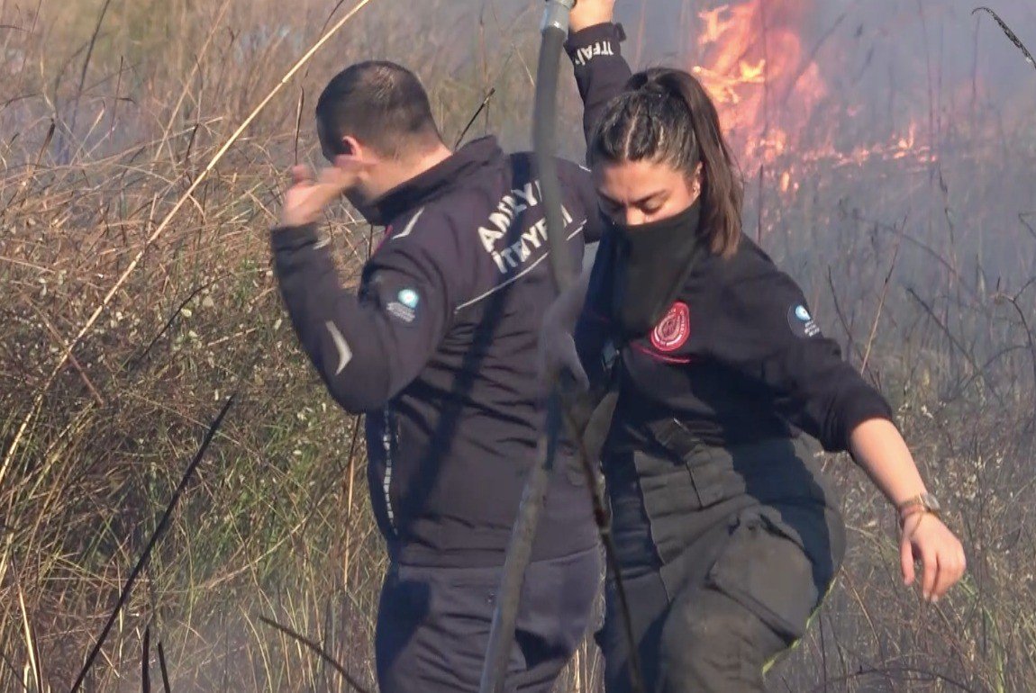 Kadın itfaiyeciler alevlerin arasında erkek meslektaşlarını aratmadı