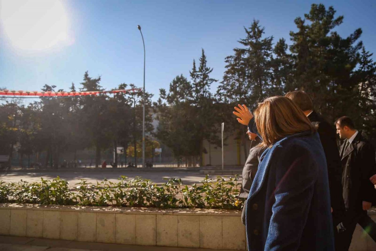 Gaziray tünelinin üstü yeşilleniyor