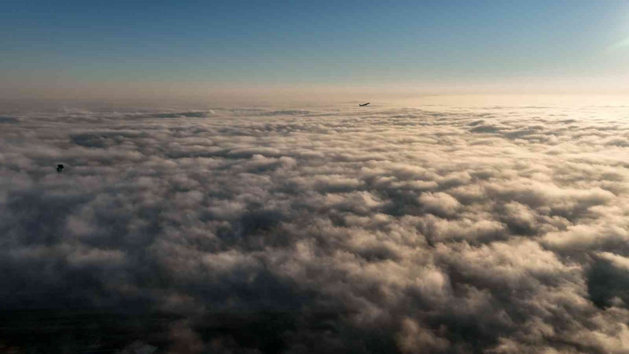 İstanbul’da sis bulutlarının içinden çıkan uçaklar, havadan görüntülendi