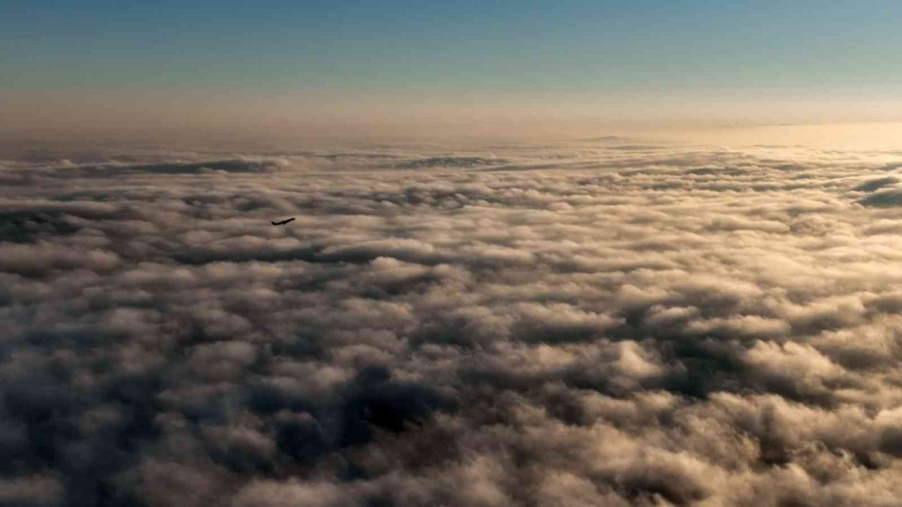 İstanbul’da sis bulutlarının içinden çıkan uçaklar, havadan görüntülendi