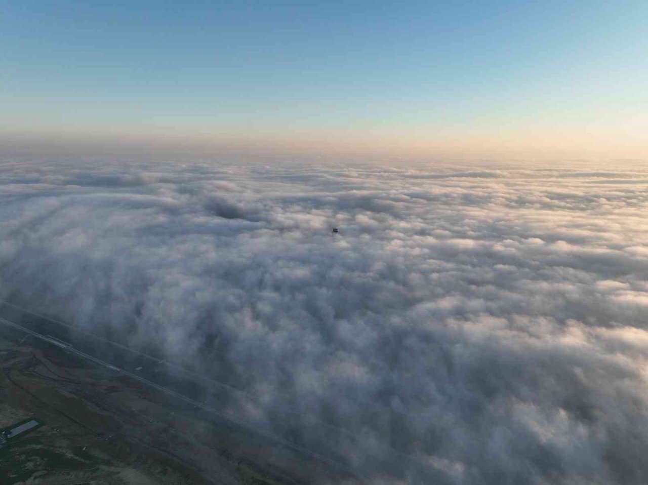 İstanbul’da sis bulutlarının içinden çıkan uçaklar, havadan görüntülendi