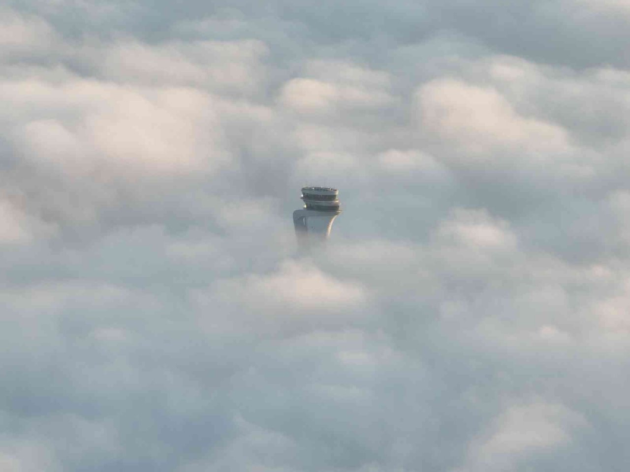 İstanbul’da sis bulutlarının içinden çıkan uçaklar, havadan görüntülendi