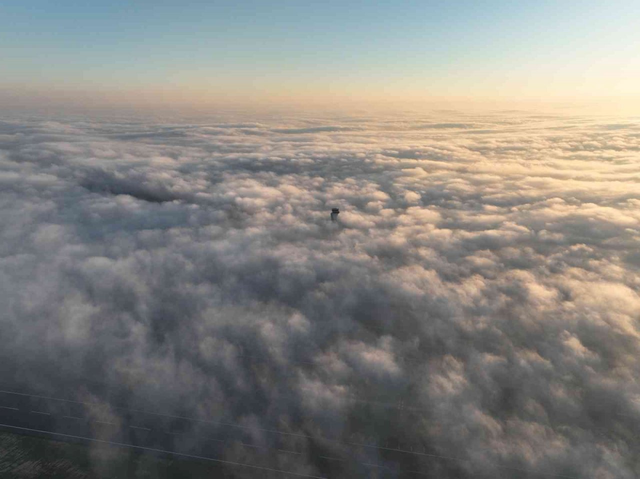 İstanbul’da sis bulutlarının içinden çıkan uçaklar, havadan görüntülendi