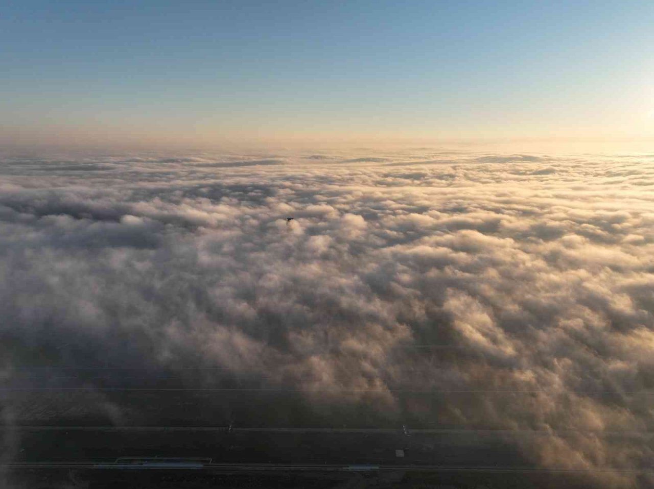 İstanbul’da sis bulutlarının içinden çıkan uçaklar, havadan görüntülendi