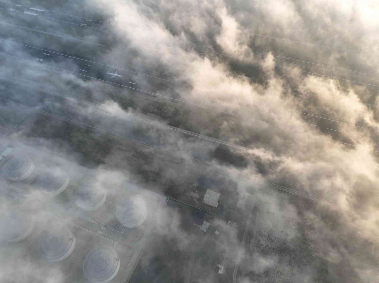 İstanbul’da sis bulutlarının içinden çıkan uçaklar, havadan görüntülendi