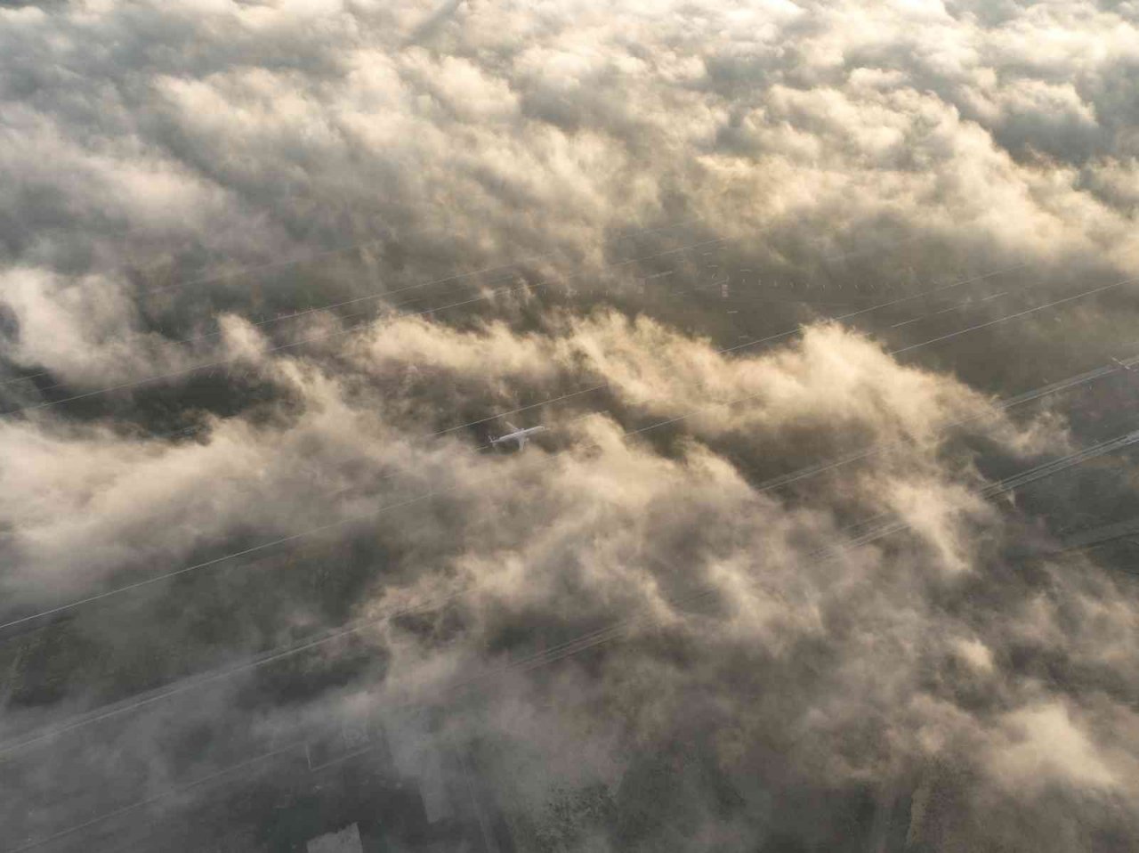 İstanbul’da sis bulutlarının içinden çıkan uçaklar, havadan görüntülendi