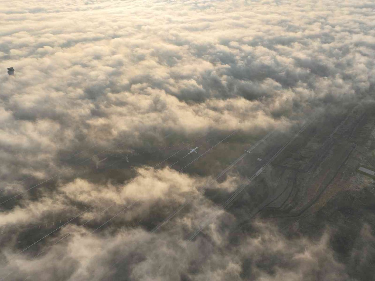 İstanbul’da sis bulutlarının içinden çıkan uçaklar, havadan görüntülendi