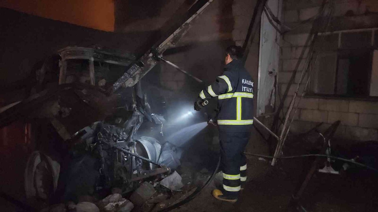 Garaj yangınında traktör alevlere teslim oldu