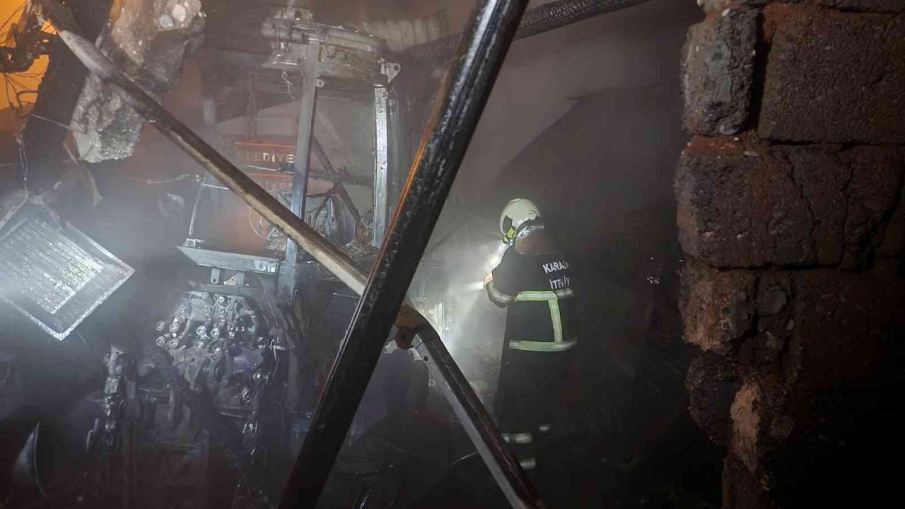Garaj yangınında traktör alevlere teslim oldu