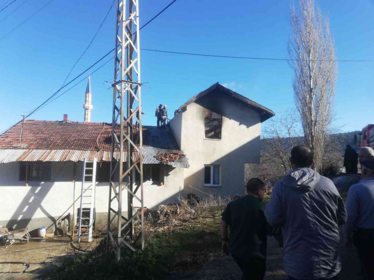 Karabük’te iki katlı ev yangın sonrası kullanılamaz hale geldi