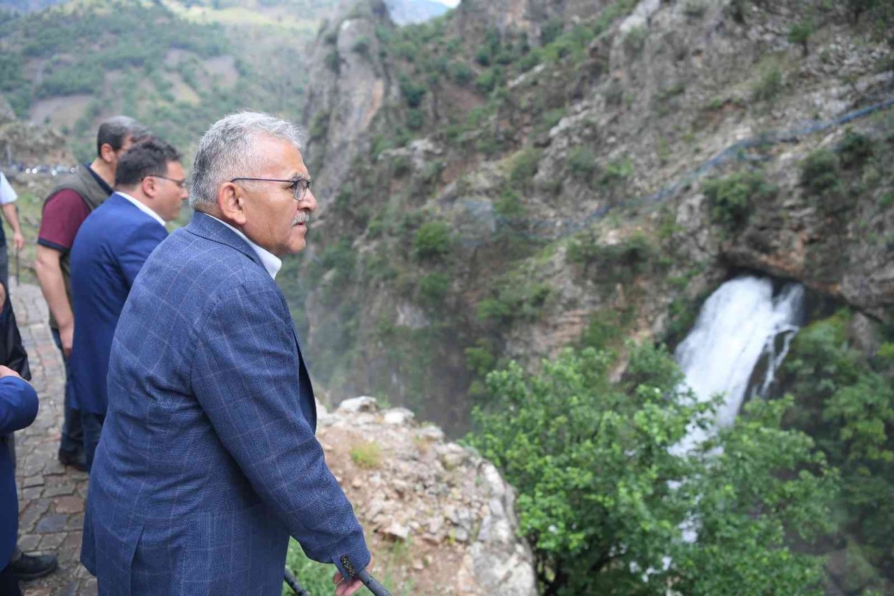 Başkan Büyükkılıç’tan 2022 yılında 16 ilçeye 100 ziyaret