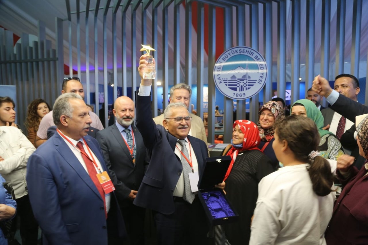 Başkan Büyükkılıç ile Büyükşehir, 1 yılda 11 ödül aldı