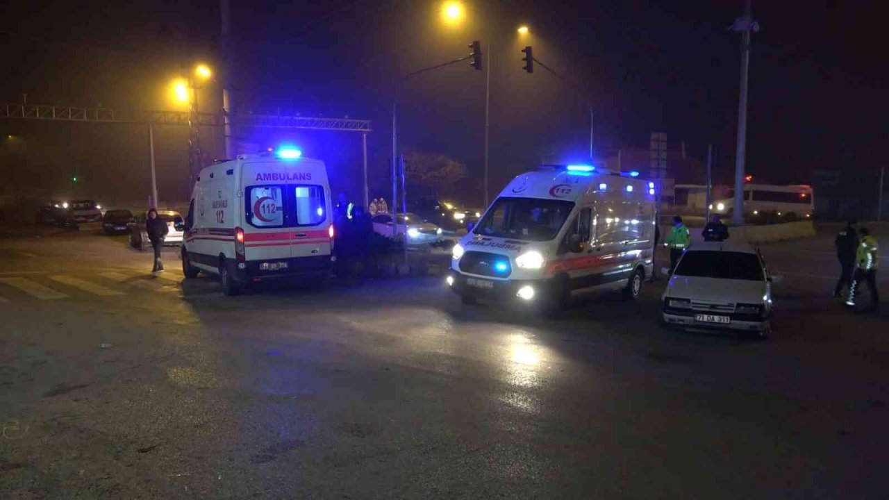 Otomobil ile pikap çarpıştı: 4 yaralı