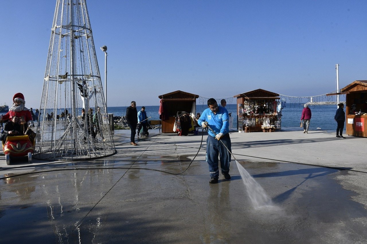 Kuşadası’nda yeni yıl sonrası temizlik çalışması yapıldı