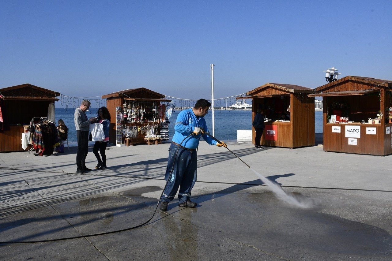 Kuşadası’nda yeni yıl sonrası temizlik çalışması yapıldı