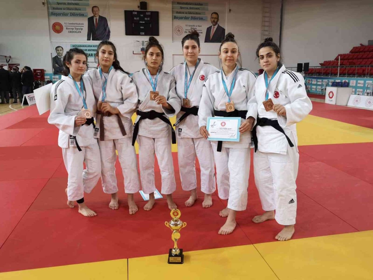 Yunusemre Belediyespor 2022’ye damga vurdu