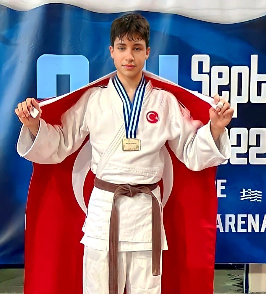 Yunusemre Belediyespor 2022’ye damga vurdu