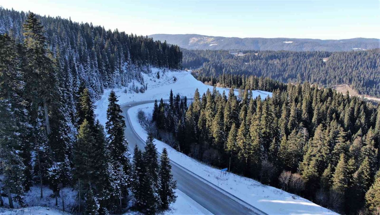 Beyaz örtüyle kaplanan Ilgaz Dağı’nda mest eden kar manzarası