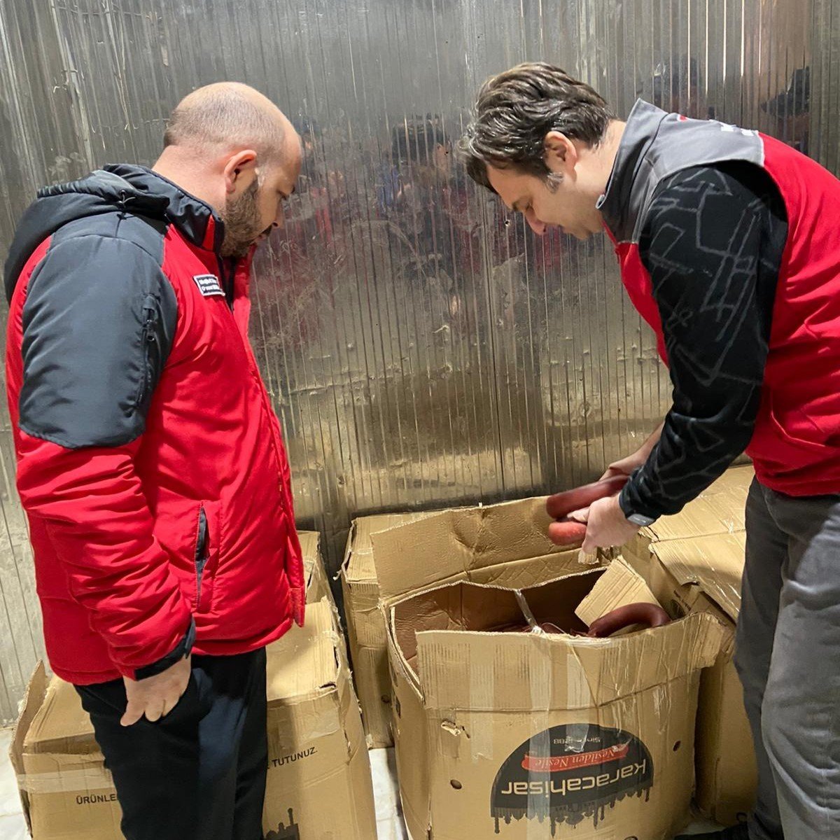 Menteşe otogarında menşei belli olmayan 305 kilo sucuk ele geçirildi