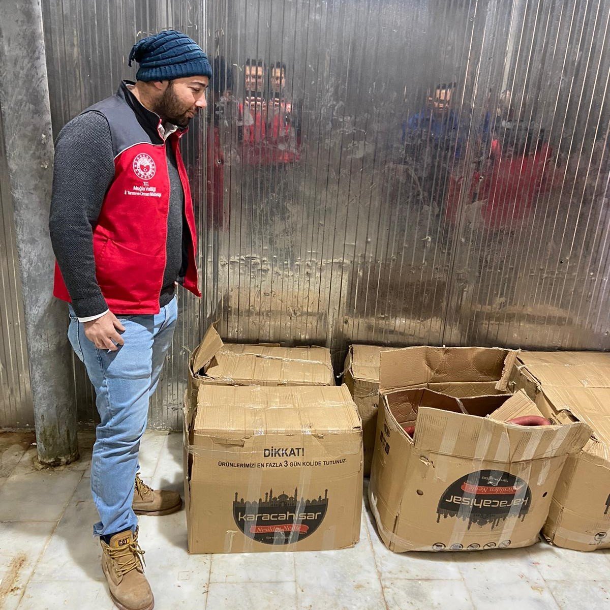 Menteşe otogarında menşei belli olmayan 305 kilo sucuk ele geçirildi