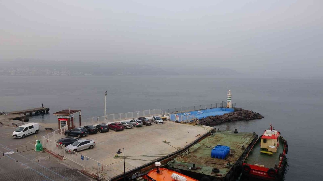 Çanakkale Boğazı sisin etkisini yitirmesiyle transit gemi geçişlerine açıldı