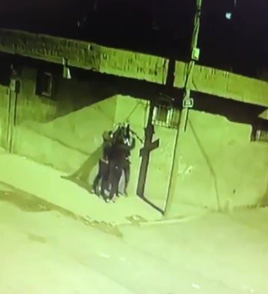 Yeni yılda mahalleyi internetsiz bırakan hırsızlar güvenlik kamarasında