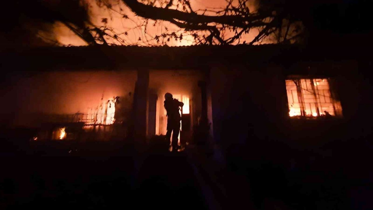 Seydikemer’de ev yangını