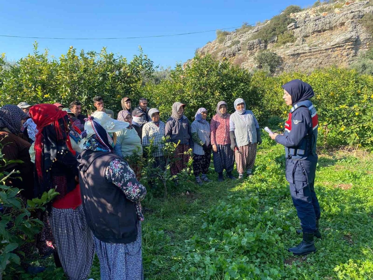 Jandarma limon bahçesinde işçilere ’Kadına El Kalkamaz’ projesini anlattı